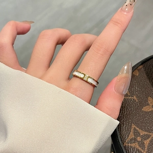 Luxe titanium stalen ring met schelpinleg en diamanten gedragen door een vrouw