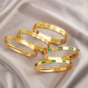 Coffret de cinq bracelets en acier titane doré avec zircons vert émeraude élégants