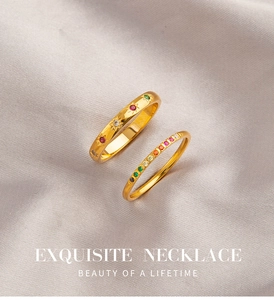 Detail van gouden ringen met gekleurde kristallen op paarse zijden achtergrond