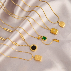 Assortiment gouden titanium stalen kettingen met smaragd en Romeinse cijfer hangers