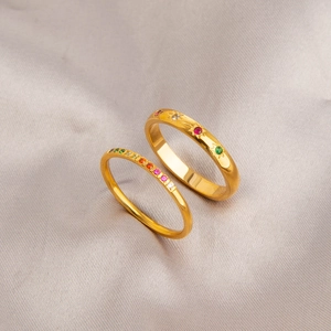 Elegante vergulde ringen set met kleurrijke zirkoon sterpatronen op zijden achtergrond