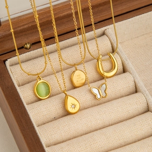 Luxe Franse stijl gouden titanium stalen kettingen met diverse elegante hangers