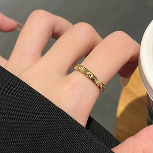 Minimalistische gouden sterring met kleurrijke zirkoniasteen in een lifestyle-stijl