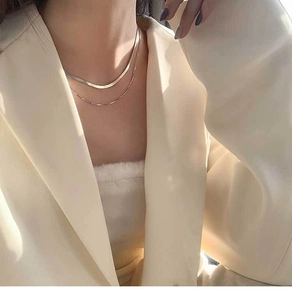 Gros plan d'un collier double épaisseur en acier inoxydable sur un mannequin