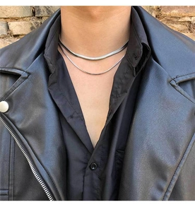 Gros plan d'un collier double épaisseur argenté avec chaîne serpent et maille box