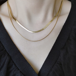 Collier double rang en acier titane doré avec maille serpent et chaîne à billes