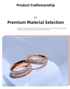 Detail van roségouden titanium stalen ringen met kristallen op een wit voetstuk