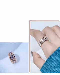 Detail van een roségouden dubbelrijige pavé diamanten ring met dikke premium beplating