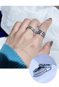 Detailopname van titaniumstalen ringen met een en twee rijen kristallen voor dames
