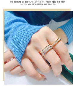 Detailopname van elegante roségouden titanium ringen met zirkonia aan de modelhand