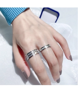 Detailopname van titanium stalen ringen met fonkelende kristallen op een hand