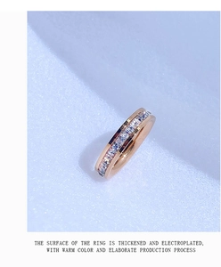 Macro-opname van roségouden titanium ring met zirkonia inleg en dikke plating