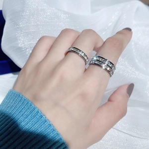 Glinsterende titanium stalen ringenset met zirkonia steentjes in zilveren uitvoering