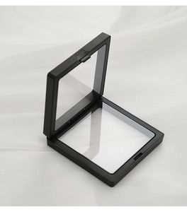 Detalle de caja flotante negra para joyas con película de PE transparente y botón push