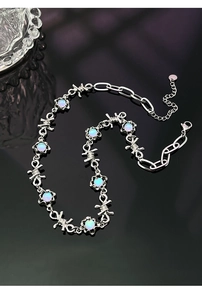Macro di una collana a catena a spina d'argento con sei cabochon di pietra di luna