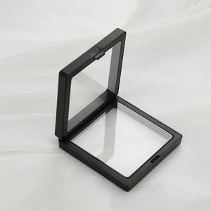 Caja flotante de película PE para joyas con apertura de presión sobre seda blanca