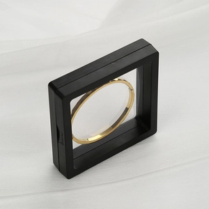 Caja cuadrada negra de película PE para joyas con pulsera dorada y sistema de apertura push
