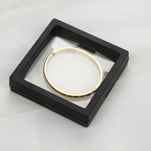 Brazalete ovalado dorado con textura en caja de exhibición flotante de película PE