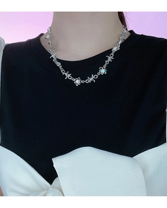 Dettaglio della collana a catena a spina d'argento con pietre di luna iridescenti