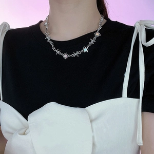 Elegante collana a catena a spine in argento con pietre di luna per le donne