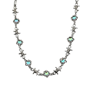 Collana a catena a spine d'argento con pietre di opale cangianti per donne stile alternativo