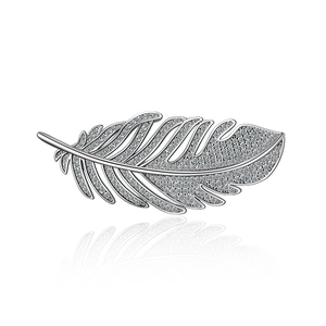 Elegante zilveren vederbroche met sprankelende zirkonia voor damespakken en jasaccessoires