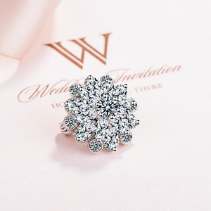 Luxurious sunflower-shaped ring with brilliant marquise cut stones and silver plating