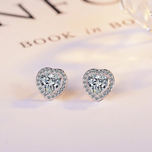 Élégantes boucles d'oreilles cœur en argent avec zircone étincelante et halo de diamants