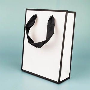 Minimalistische weiße Geschenktüte mit schwarzem Rand und Satinband-Griffen für Schmuck