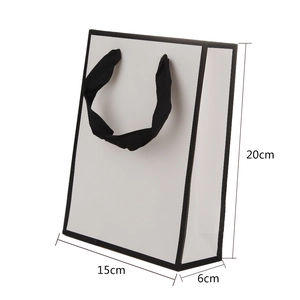 Minimalistische weiße Geschenktüte mit schwarzem Rand und Stoffgriff, 15x6x20cm