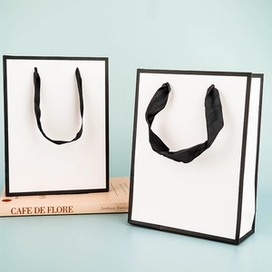 Minimalistische Weiße Papiertüte Mit Schwarzem Rand Bandgriff Elegante Tragetasche Für Schmuck Kosmetik Kleidung Geschenkverpackung Hochzeit Party