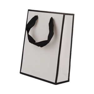 Minimalistische weiße Geschenktüte mit schwarzem Rand und Webgriffen für Einkäufe