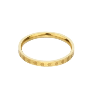 Bague en acier titane doré poli avec des motifs de cœurs gravés en continu sur l'anneau