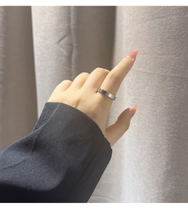 Minimalistischer silberner Stahlring am Finger mit matter gebürsteter Textur und Design