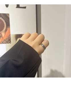 Nahaufnahme des minimalistischen silbernen breiten Rings mit mattem Finish an einem Model