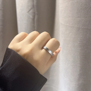 Minimalistischer matter Titanstahl-Ring mit gebürsteter Textur am Finger des Models