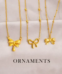 Collection détaillée de colliers pendentifs nœuds dorés avec gouttes et textures variées