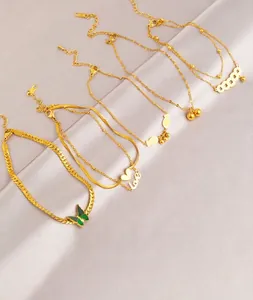 Set mit fünf 18K vergoldeten Fußkettchen mit Schmetterlings- und Herzanhängern
