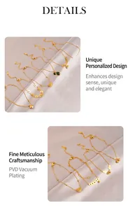 Detail von 18K vergoldeten Fußkettchen mit Herz- und Blumenanhängern auf grauem Satin