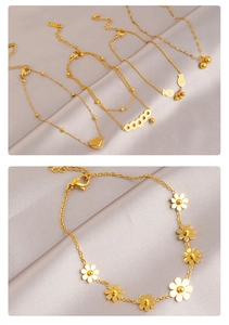 Detail von 18K vergoldeten Fußkettchen mit Herz-, Blumen- und Münzanhängern