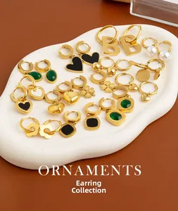 Collection de boucles d'oreilles en titane doré avec cœurs, perles et pendentifs