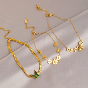 Drei elegante 18K Gold Titanstahl Fußkettchen mit Schmetterlings- und Blumenanhängern