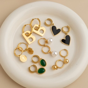 Set de boucles d'oreilles vintage en acier titane avec pièces dorées perles et cœurs