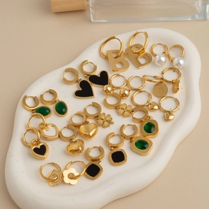 Boucles d'oreilles créoles dorées en acier titane avec perles et pièces vintage