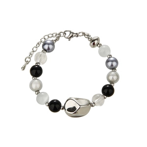 Kralenarmband met gemengde zwarte en zilveren kralen voor een stoere gothic look