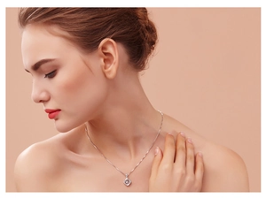 Gros plan d'un élégant collier trèfle à quatre feuilles en topaze sur un mannequin