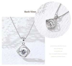 Vue arrière détaillée du pendentif trèfle à quatre feuilles en argent S925 avec topaze