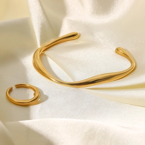Elegantes Schmuckset aus 18K vergoldetem Edelstahl mit flüssigem Metall Design