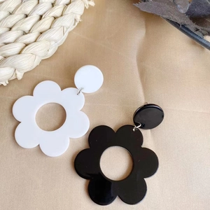 Minimalistische holle acryl bloem oorbellen set in elegant zwart en wit bloem design