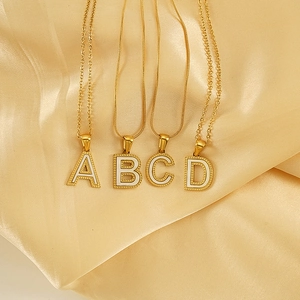 Collar con Colgante de Letra de Concha de Acero de Titanio Chapado en Oro 18K Minimalista Cadena de Serpiente Mujer